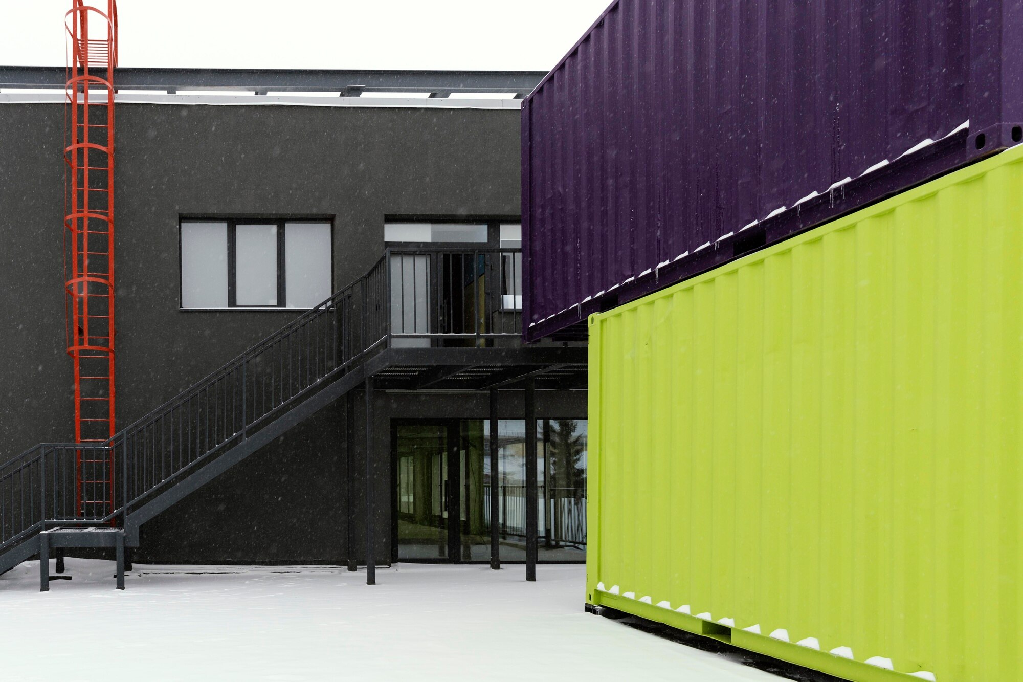 MILVEST: 250 shipping containers converted into offices in Kinshasa